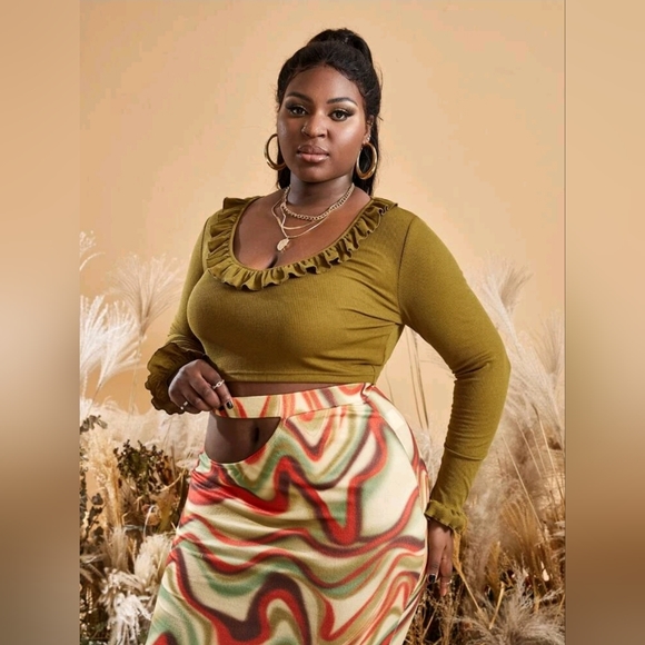 Plus Ruffle Trim Crop Top - Picture 5 of 7